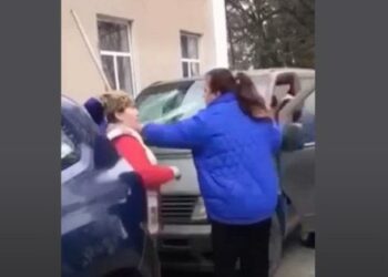 За побиття палицею автомобіля ТЦК жительку Хмельниччини оштрафували на 85 грн