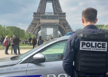 Біля Ейфелевої вежі у Парижі залишили труни з написом про французьких солдатів в Україні (фото)