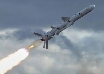 Уночі сили ППО збили 61 російський безпілотник та авіаракету