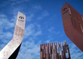 На місці скверу чекістів у Києві відкрили меморіал вшанування трагедії кримських татар