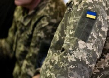 У Тернополі п'яний чоловік розбив двері ТЦК, бо хотів мобілізуватися