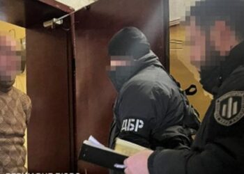 ДБР затримало трьох офіцерів за масштабну крадіжку пального з військової частини