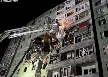 У Сумах вночі безпілотник влучив у багатоповерхівку, є жертви та поранені