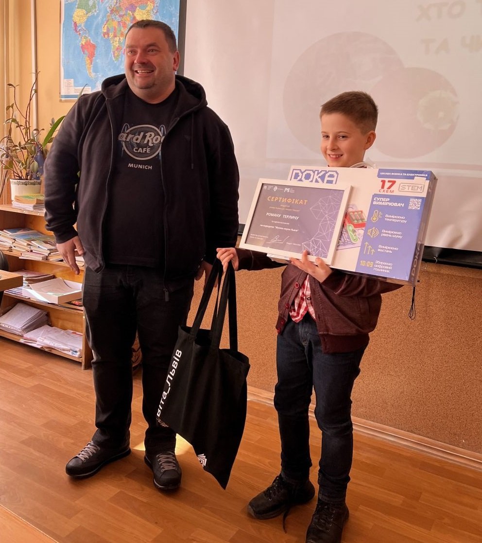 Ředitel odboru vzdělávání Městské rady Lvova Andrij Zakaljuk předal Romanu Terlychovi dar od města