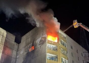 Російський дрон влучив у багатоповерхівку на Кіровоградщині, є постраждалі