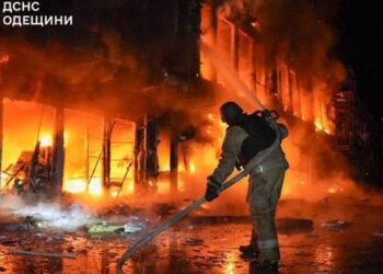 Одеса опинилася у вогні внаслідок масованого удару росіян, є постраждалі