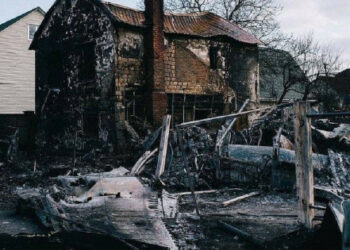 U Kijevu je srušeni ruski borac Su-27 pao na stambenu zgradu