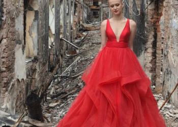 16-godišnjakinja u maturalnoj haljini blizu škole koju su uništili Rusi. Fotografija dana