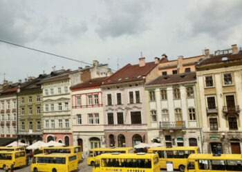 Prazni školski autobusi postavljeni su u središtu Lavova u spomen na ubijenu djecu (video)
