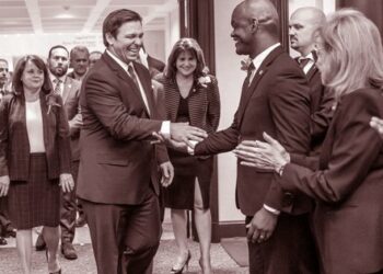 Де ти, наш кандидате-республіканцю? Розвінчання міфу про Десантіса як новітнього Рейґана