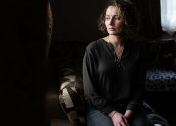 «Син запитував, чому наш тато загинув». Вдова військового у фотопроекті «Наодинці»