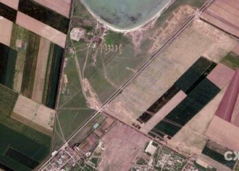 Росіяни на півночі Криму забрали з місць зберігання військову техніку (фото)