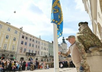 Захисник із біонічним протезом підняв прапор Львова до Дня міста. Фото дня