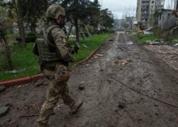 Окупанти на Бахмутському напрямку відступили на два кілометри, – Сирський