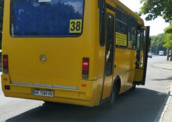 У Рівному звільнили водія маршрутки, який образив матір загиблого військового