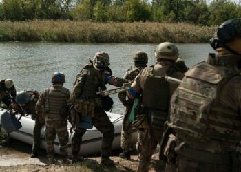 Українські бійці врятували російських окупантів, які тонули після підриву Каховської ГЕС