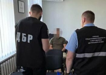 ДБР у Сумах затримала правоохоронця, який вимагав у військовослужбовця хабар
