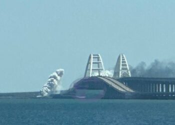 В районі Кримського мосту прогриміли вибухи