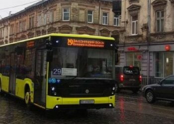 У Львові водій автобуса зачинив двері перед військовим з ампутованою ногою