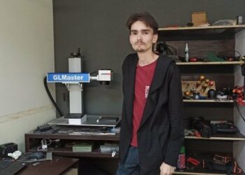 Миколаївець виготовляє повербанки та зарядні станції на 3D-принтері