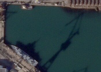 Журналісти показали супутникові знімки атакованого у Криму ракетоносія «Аскольд»