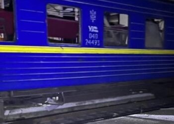 Росія завдала удару по залізничному вокзалу Херсона, загинув поліцейський