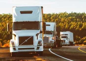 Українки на вантажівках: для чого жінки опановують водіння вантажним транспортом