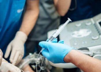 Медики у прифронтовій лікарні врятували бійця, через все тіло якого пройшов наконечник снаряда