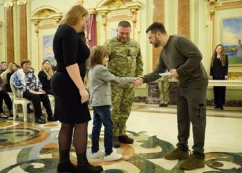 Володимир Зеленський вручив сертифікати на квартири Героям України та їхнім родинам