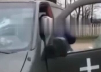 На співробітників Хмельницького ТЦК напала група жінок та розбила вікна їхнього авто - відео