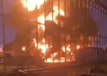 У двох областях Росії після нічної атаки БПЛА загорілася низка нафтових об'єктів (відео)