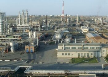 Через прорив дамби в російському Орську припинив роботу провідний НПЗ