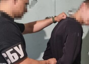 У Дніпрі четверо юнаків підпалили авто військовослужбовця на замовлення російських спецслужб