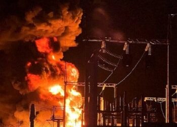 Невідомі безпілотники атакували нафтобази та підстанції в Росії