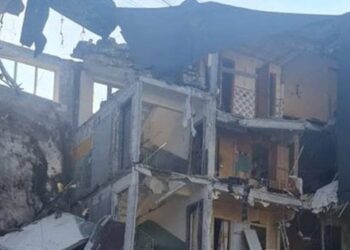 Росіяни вдарили по багатоквартирному будинку на Донеччині, загинула жінка