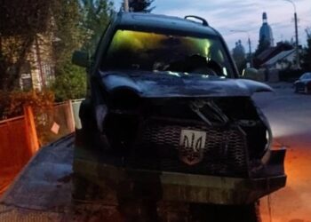 У Надвірній підпалили військовий автомобіль для бійців на Покровському напрямку