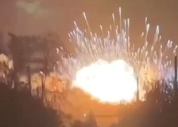 Після атаки дронів у Краснодарському краї Росії детонує склад боєприпасів