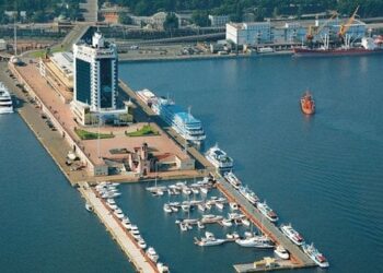 Росіяни атакували два цивільні судна у порту Одеси