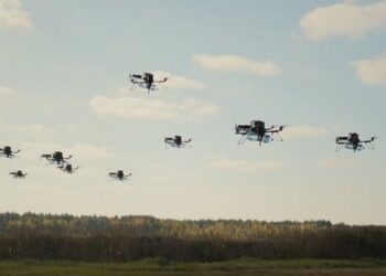 В Україні провели випробування рою дронів, керованих боєприпасів і робособак