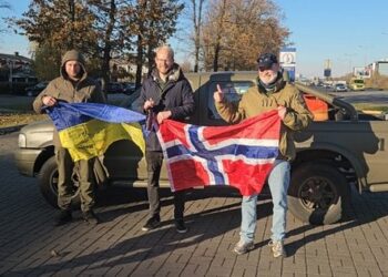 Норвезькі благодійники привезли для українських військових 19 автомобілів