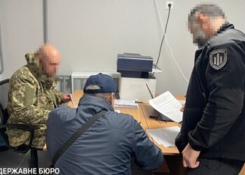 ДБР викрило двох військових, які оформили бойові виплати медсестрі у тилу