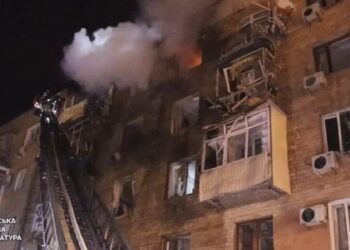 Російський безпілотник влучив у багатоповерхівку в центрі Харкова