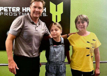 Краматорск қаласының анасы мен қызы алғашқы қадамдарды жасауды үйренуде