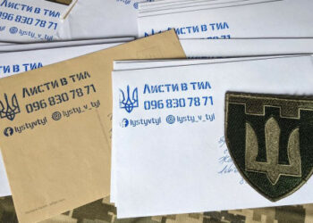 Львовтан келген әскери қызметші тылдағыларға қолдау хаттарын жібереді