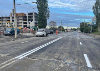 Днепрде бір тәулік ішінде ресейлік зымыран соғылған көше қалпына келтірілді. Күннің суреті