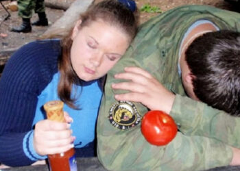 БАҚ украиналық балаларды азаптауға шақырған әйелі туралы айтып берді (фото, видео)