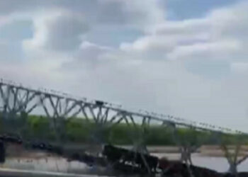 Донецк облысында УкраинаНың Қарулы Күштері алып жатқан пойызбен бірге темір жол көпірін жарып жіберді