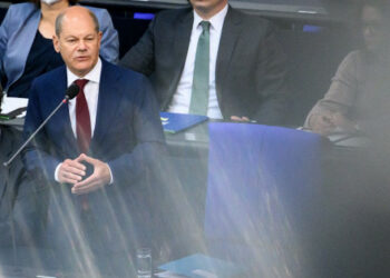 Германия канцлері Украинаны автоматты түрде әскери қорғауға қарсы болды