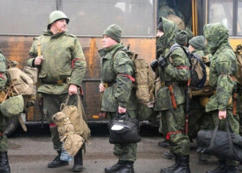 Луганск облысында ресейліктер шақыру жасындағы ер адамдар туралы ақпарат алу үшін азық-түлік ұсынады