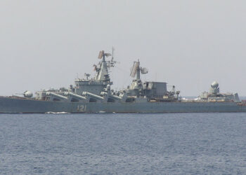 «Мәскеу» крейсері украина қарулы күштерінің зымыран соққысынан кейін төңкеріліп, суға бата бастады